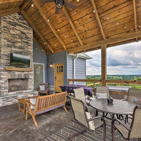 Chic Williamstown Retreat With Pool And Hot Tub!ヴィラ エクステリア 写真