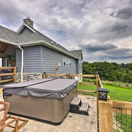 Chic Williamstown Retreat With Pool And Hot Tub!ヴィラ エクステリア 写真