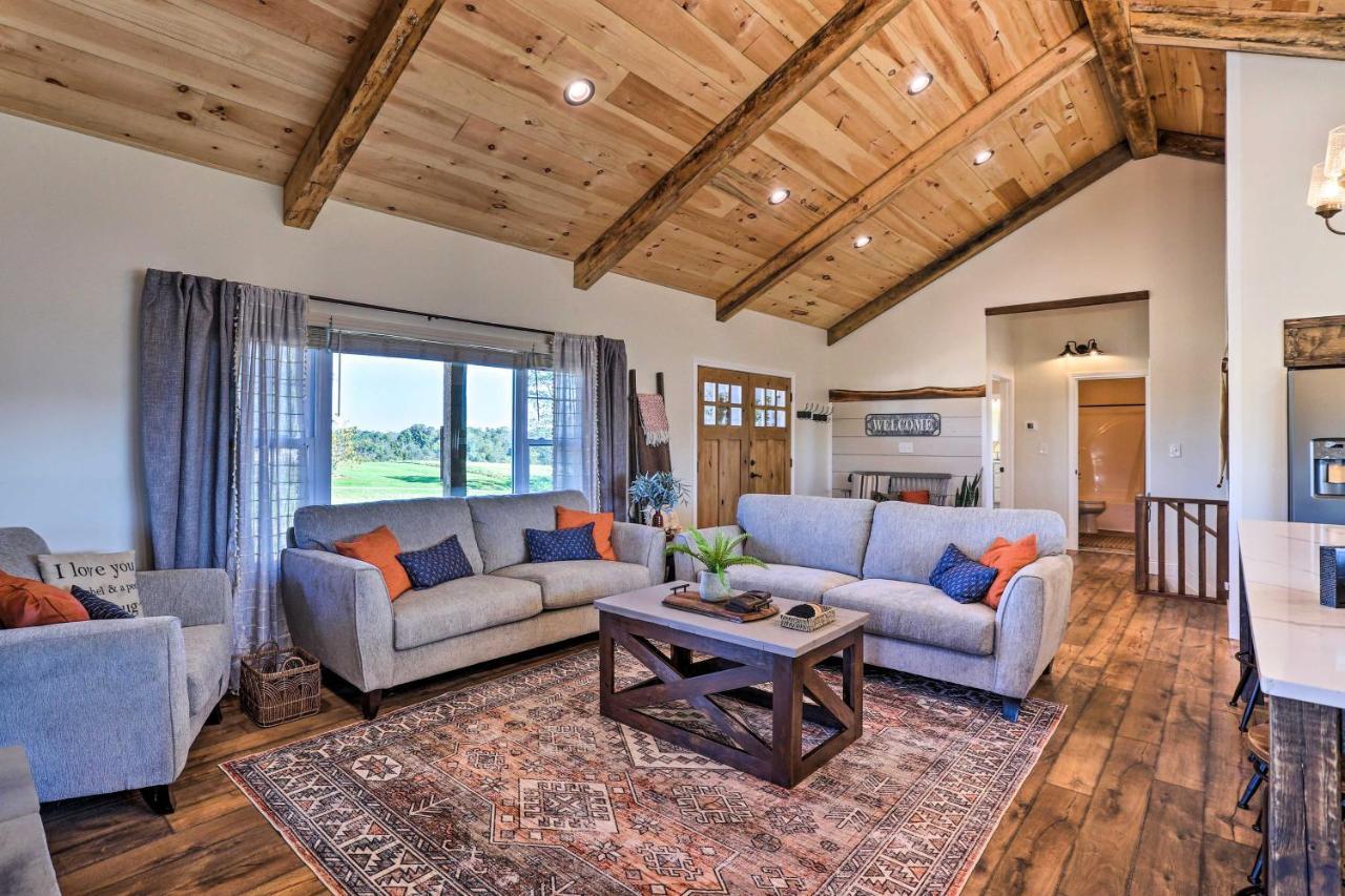 Chic Williamstown Retreat With Pool And Hot Tub!ヴィラ エクステリア 写真