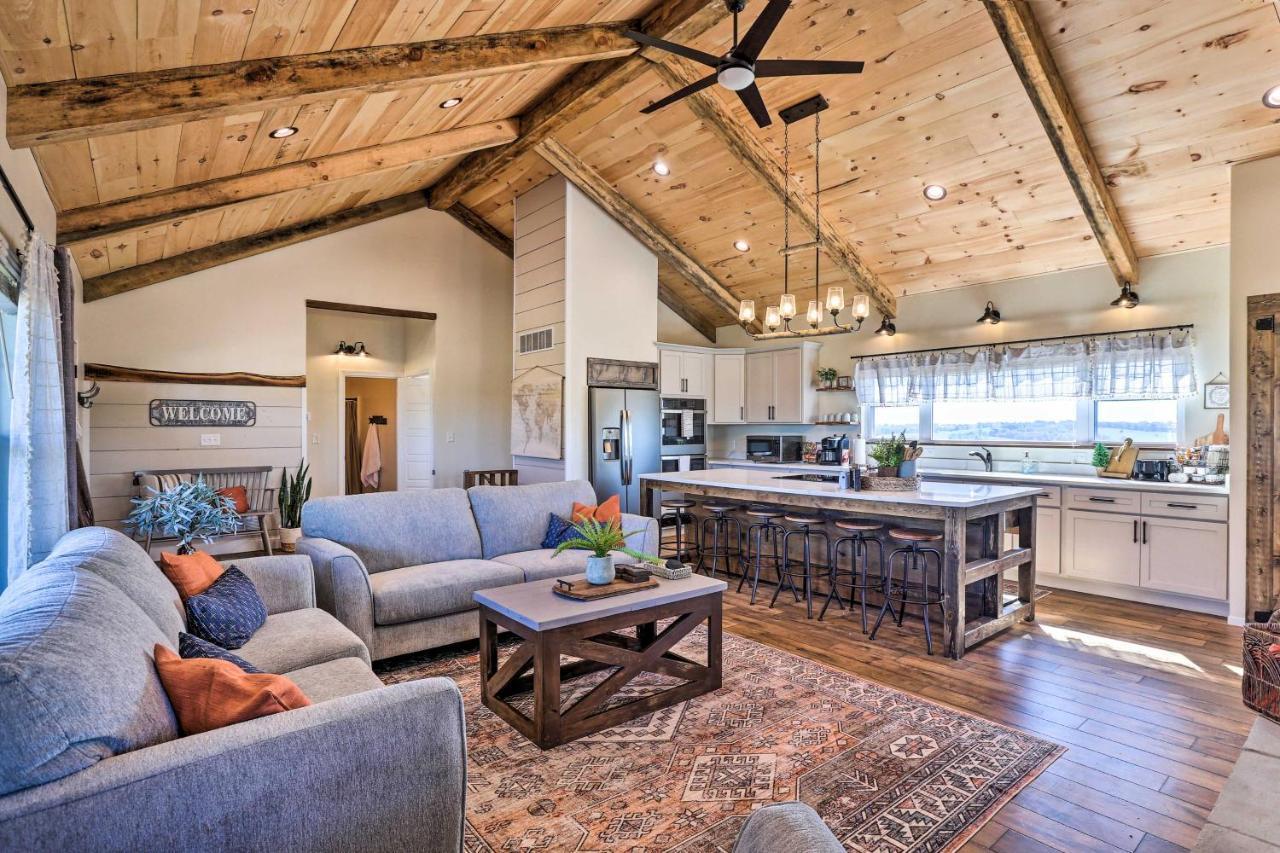 Chic Williamstown Retreat With Pool And Hot Tub!ヴィラ エクステリア 写真