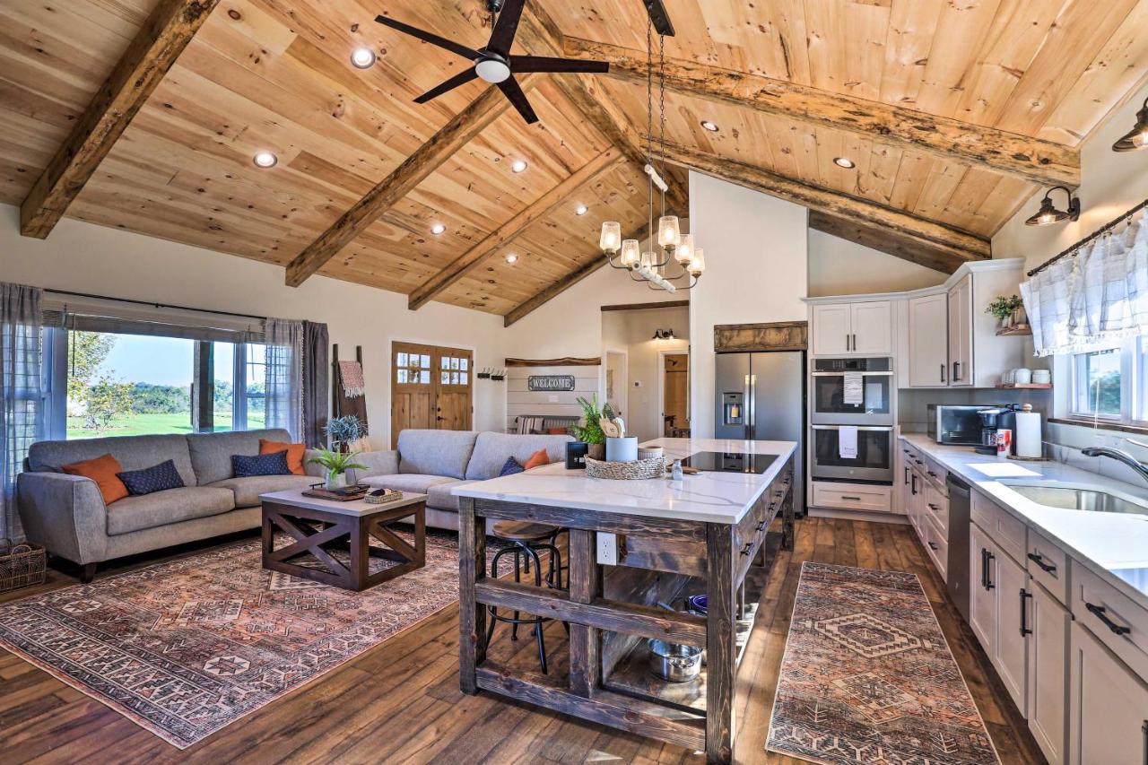 Chic Williamstown Retreat With Pool And Hot Tub!ヴィラ エクステリア 写真