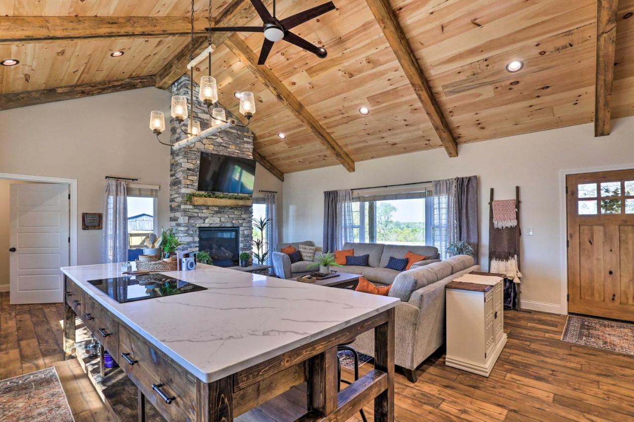 Chic Williamstown Retreat With Pool And Hot Tub!ヴィラ エクステリア 写真
