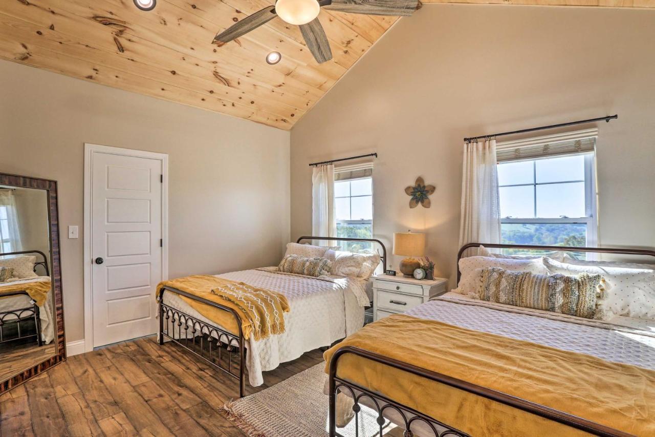 Chic Williamstown Retreat With Pool And Hot Tub!ヴィラ エクステリア 写真