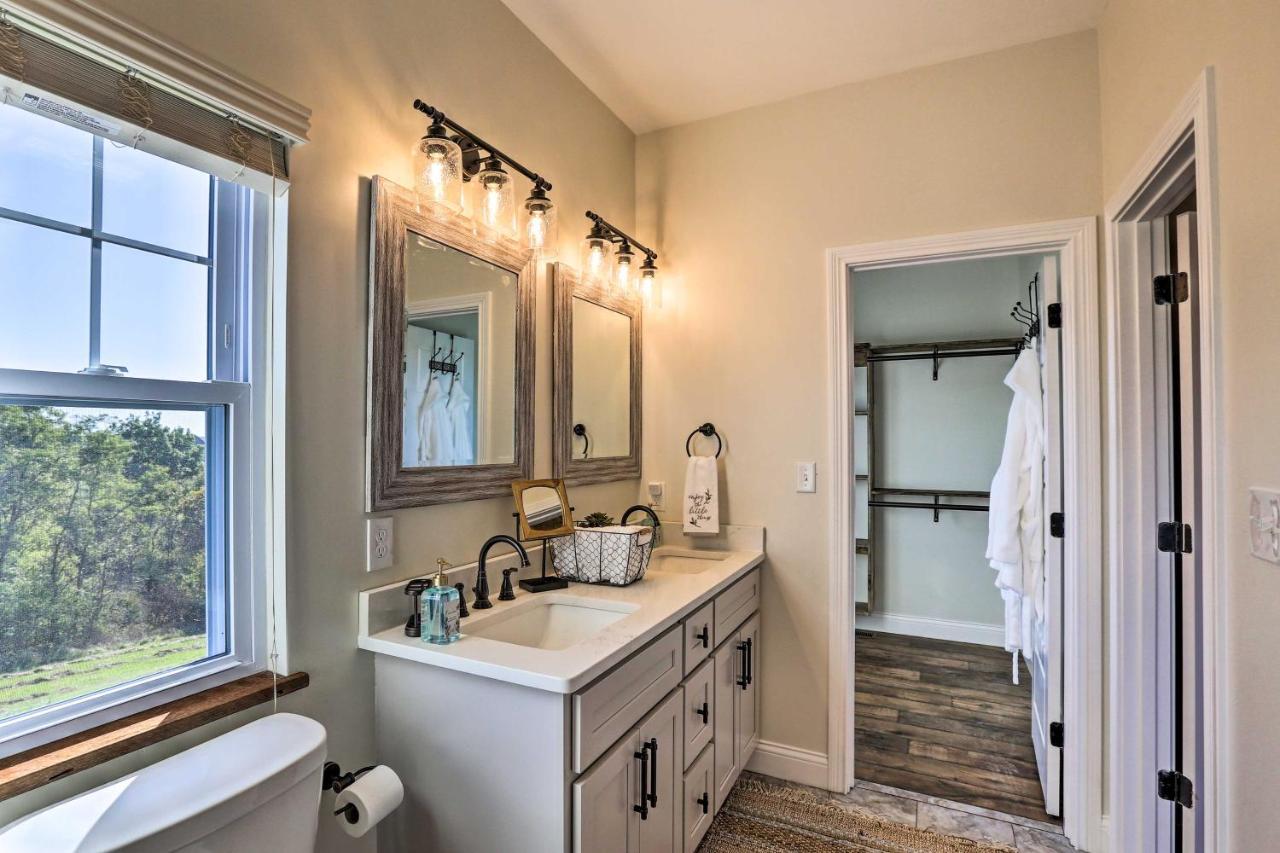 Chic Williamstown Retreat With Pool And Hot Tub!ヴィラ エクステリア 写真