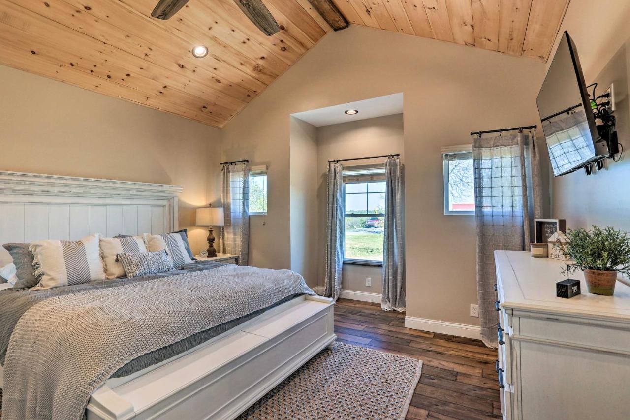 Chic Williamstown Retreat With Pool And Hot Tub!ヴィラ エクステリア 写真