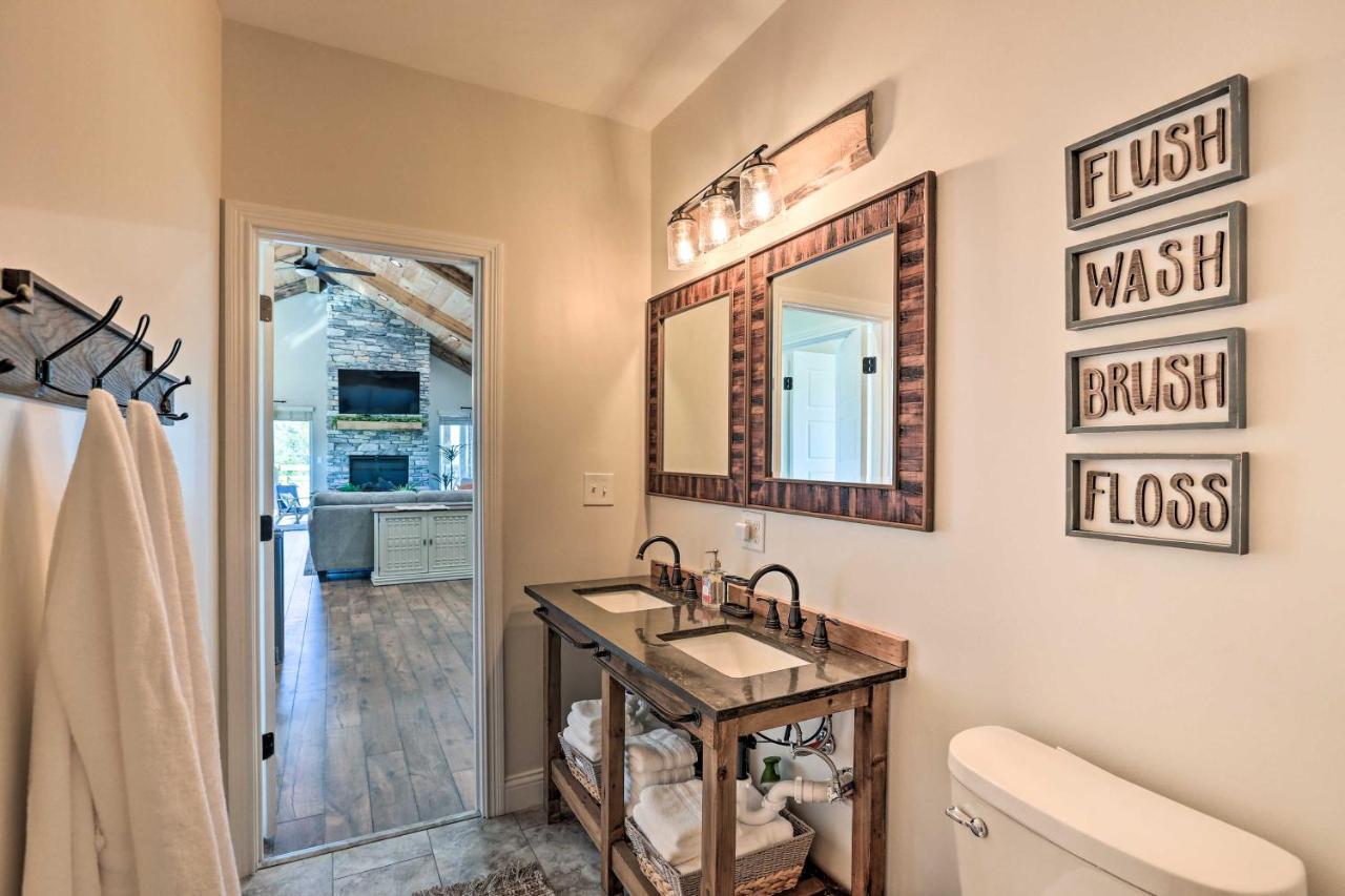 Chic Williamstown Retreat With Pool And Hot Tub!ヴィラ エクステリア 写真