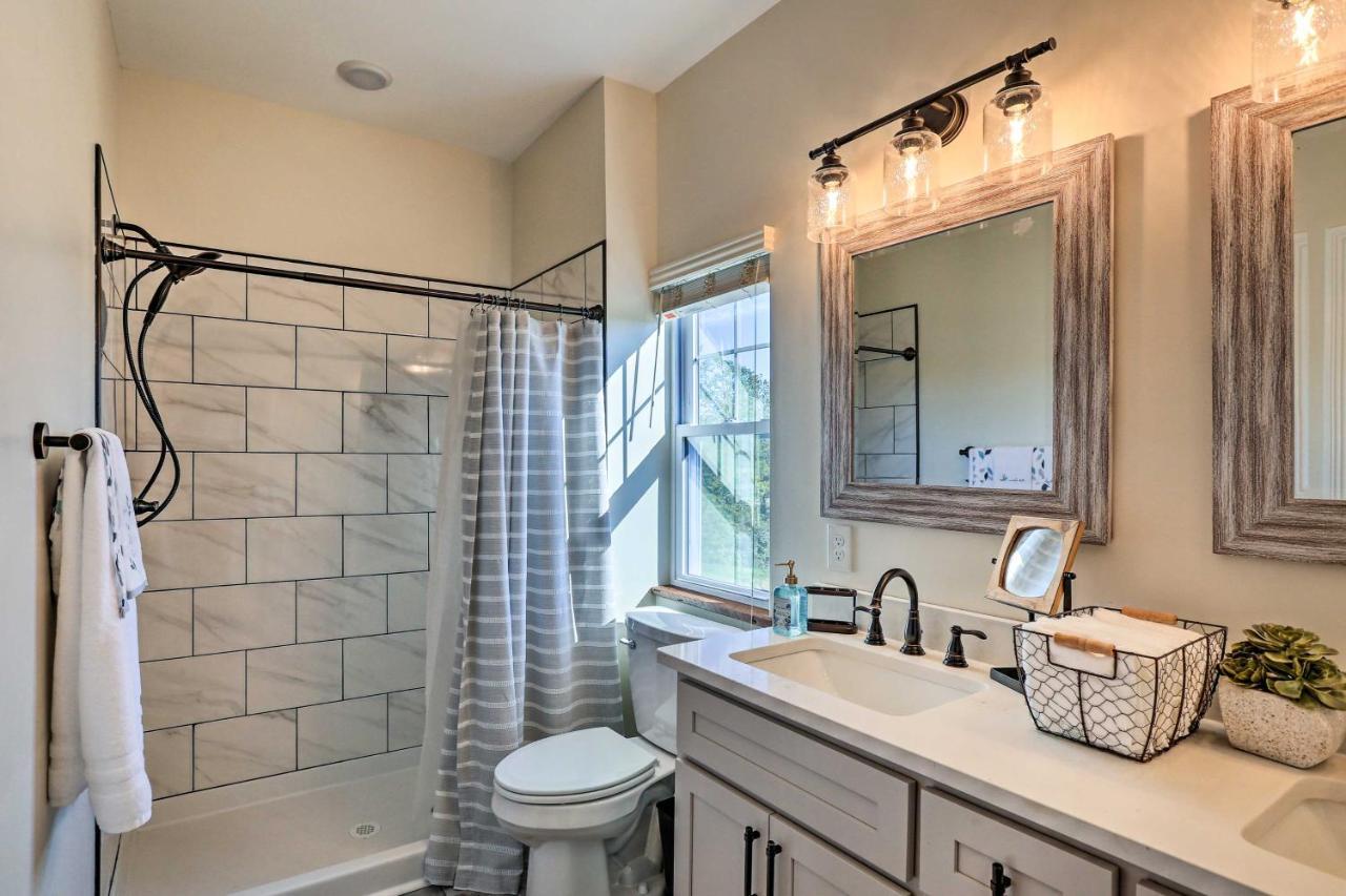 Chic Williamstown Retreat With Pool And Hot Tub!ヴィラ エクステリア 写真