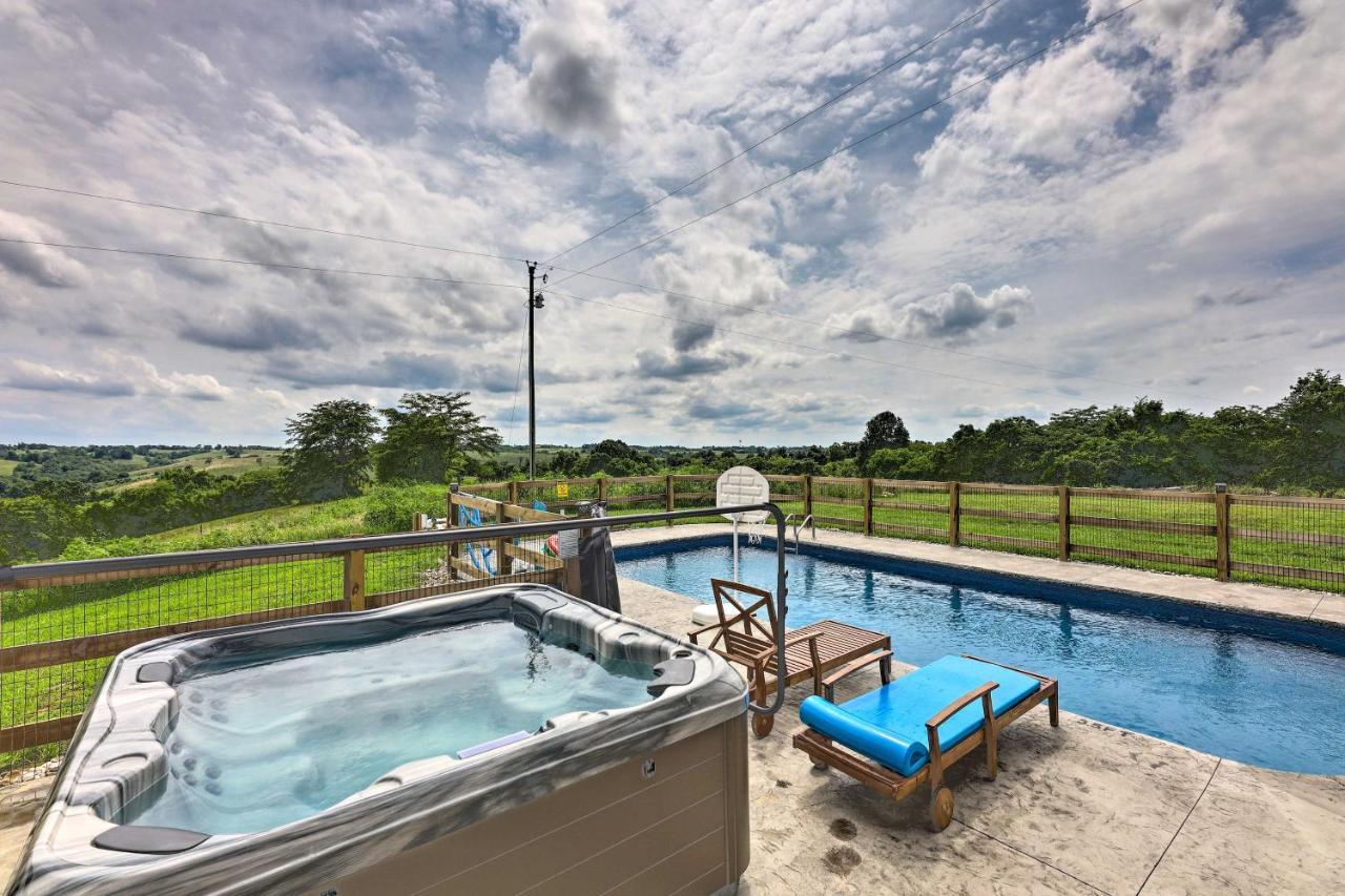 Chic Williamstown Retreat With Pool And Hot Tub!ヴィラ エクステリア 写真