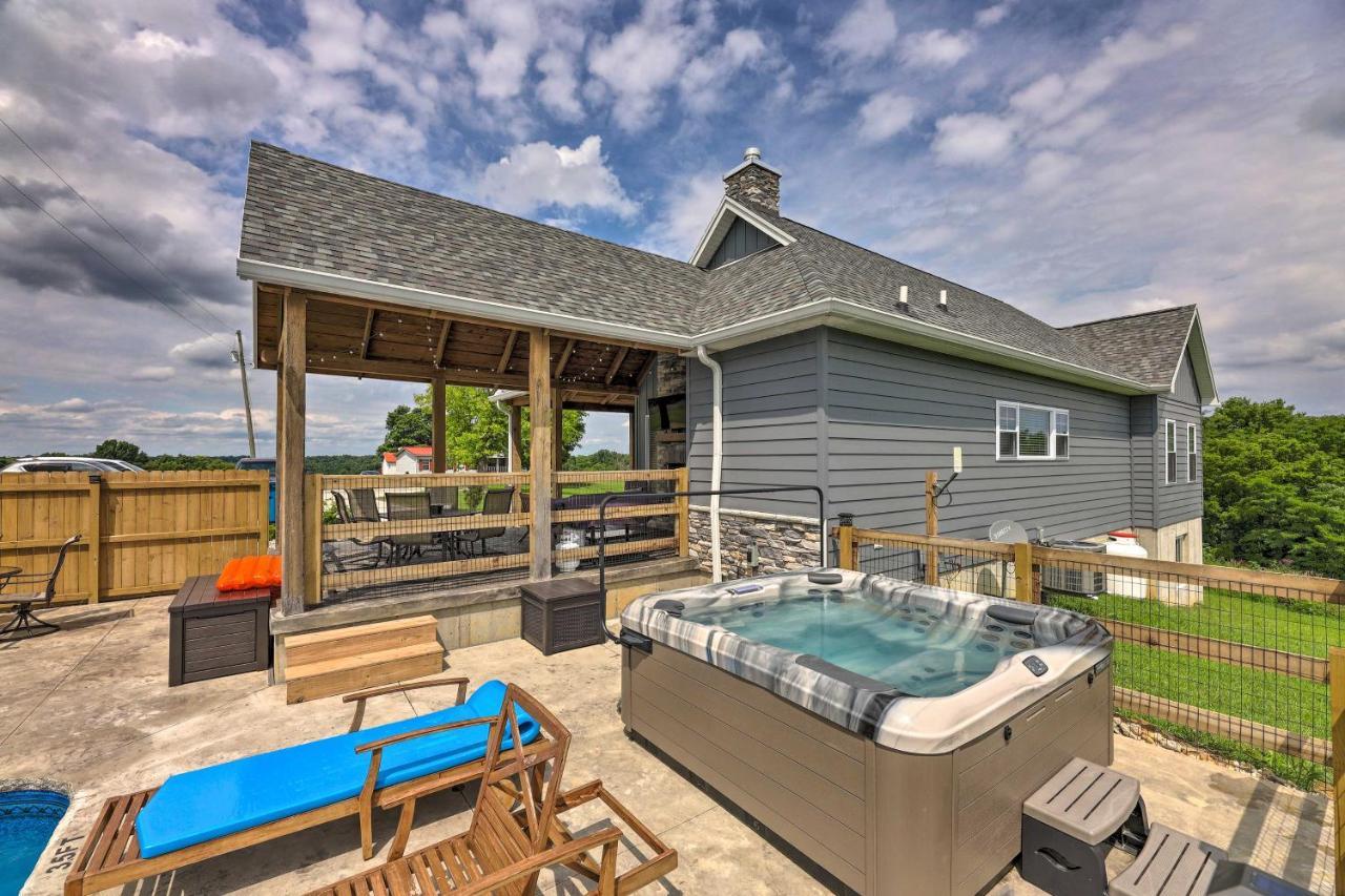 Chic Williamstown Retreat With Pool And Hot Tub!ヴィラ エクステリア 写真