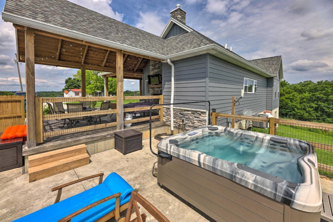 Chic Williamstown Retreat With Pool And Hot Tub!ヴィラ エクステリア 写真