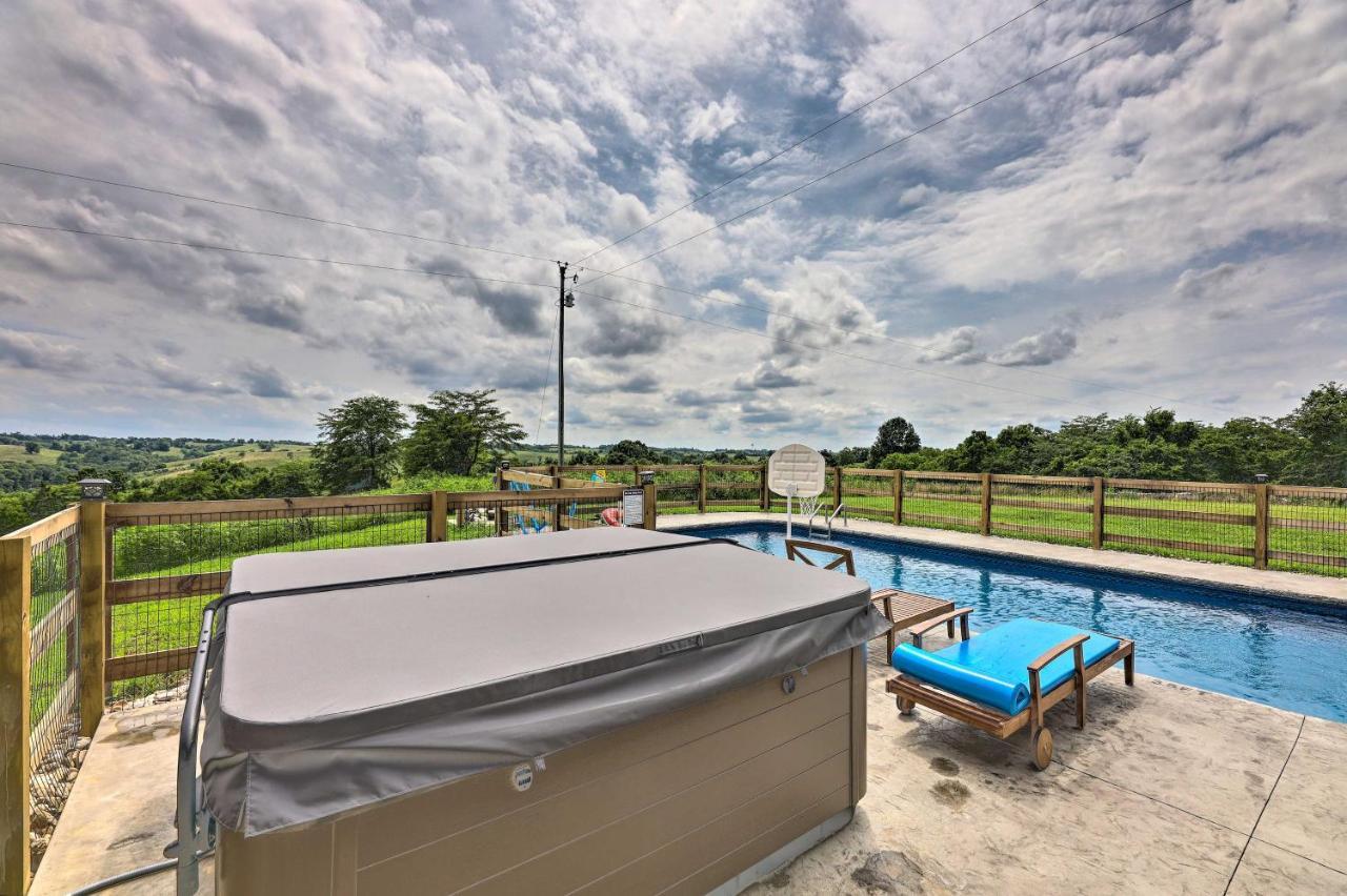 Chic Williamstown Retreat With Pool And Hot Tub!ヴィラ エクステリア 写真